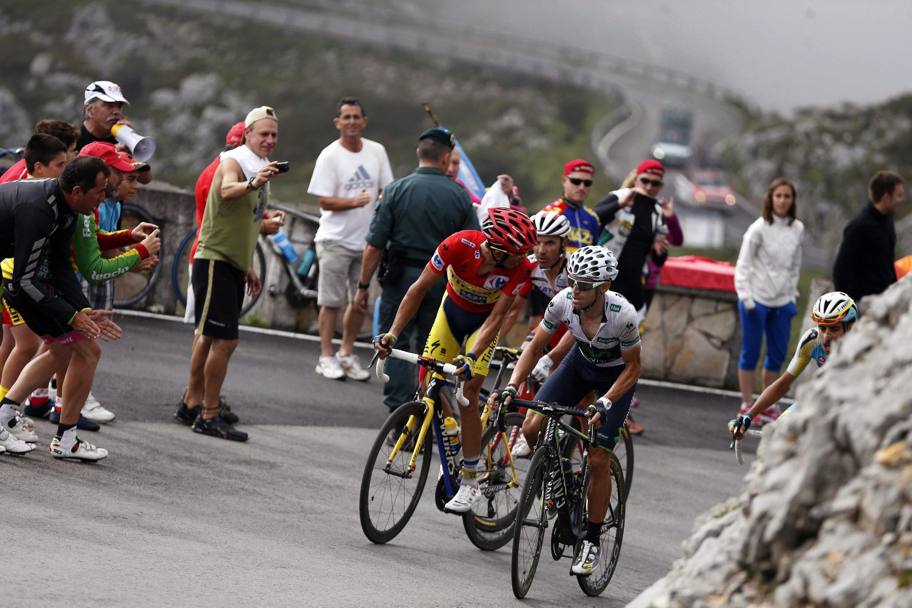 I tre spagnoli si studiano, con Contador che si guarda alle spalle, dove spunta Fabio Aru. Epa